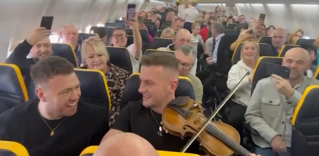 Ein Ryanair-Flug verwandelte sich in ein improvisiertes Konzert mit irischer Musik!