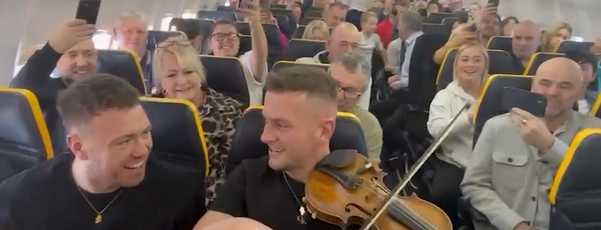 Ein Ryanair-Flug verwandelte sich in ein improvisiertes Konzert mit irischer Musik!