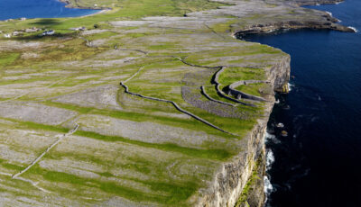 Das Fort Dun Aengus 1 Steinmauern von Dún Aonghasa mit Blick auf den Atlantik auf Inis Mór