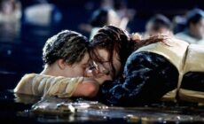Szene aus dem Film Titanic, mit der berühmten Holztür
