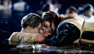 Szene aus dem Film Titanic, mit der berühmten Holztür