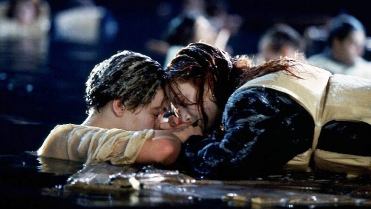 Szene aus dem Film Titanic, mit der berühmten Holztür
