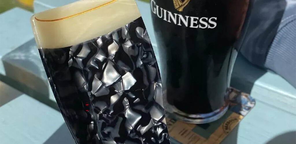 Eine Haarklammer in Form eines Guinness - © d.r.e.a.m.deli (Instagram)