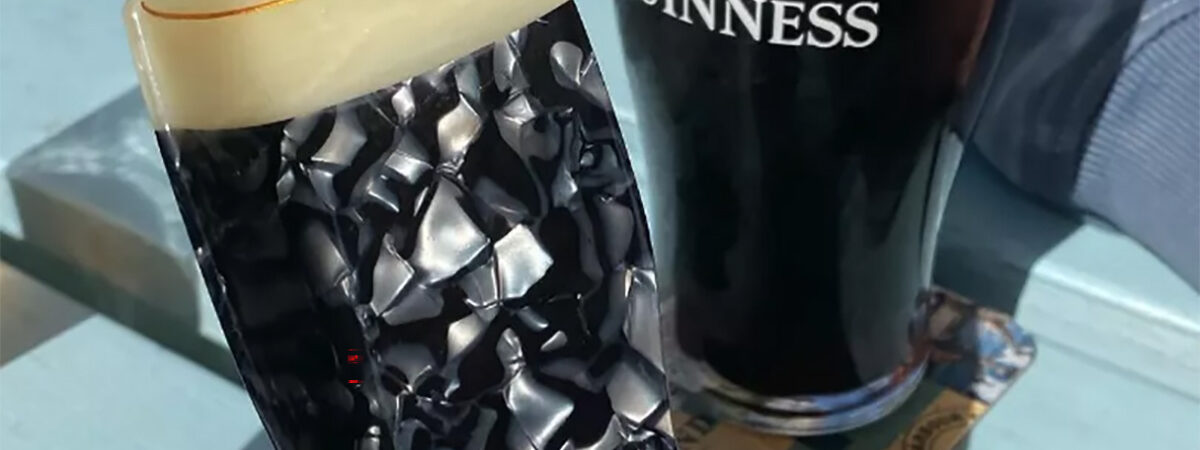 Eine Haarklammer in Form eines Guinness - © d.r.e.a.m.deli (Instagram)
