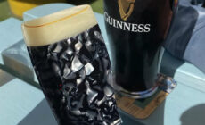 Eine Haarklammer in Form eines Guinness - © d.r.e.a.m.deli (Instagram)