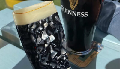 Eine Haarklammer in Form eines Guinness - © d.r.e.a.m.deli (Instagram)