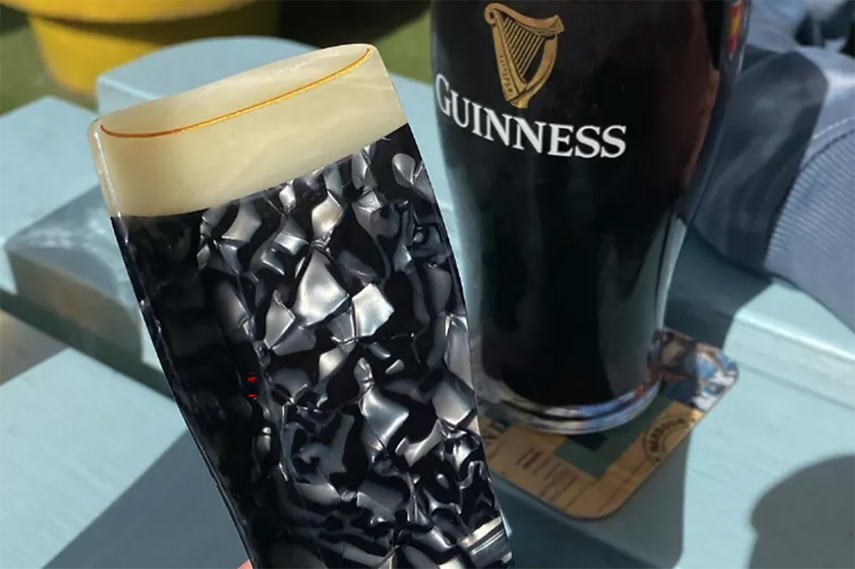 Eine Haarklammer in Form eines Guinness - © d.r.e.a.m.deli (Instagram)