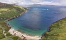 Luftaufnahme von Keem Bay auf Achill Island - © Big Style Media - Fáilte Ireland