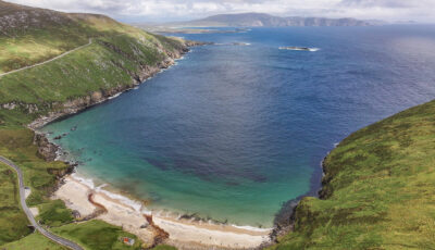 Luftaufnahme von Keem Bay auf Achill Island - © Big Style Media - Fáilte Ireland