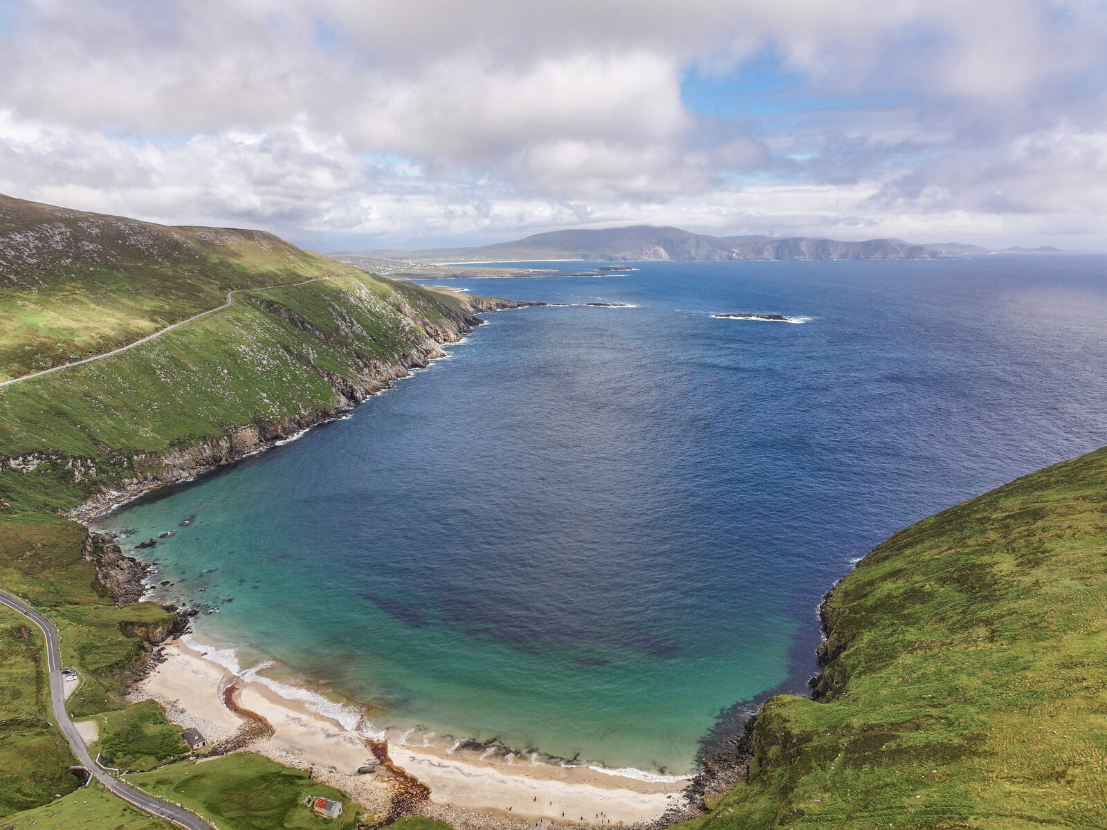 Luftaufnahme von Keem Bay auf Achill Island - © Big Style Media - Fáilte Ireland