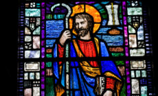 Ein Kirchenfenster mit dem Heiligen Patrick in der Saul Church - Brian Morrison - Tourism Ireland