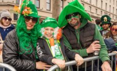 Des gens en vert à la Saint Patrick - ©Allen Kiely - Failte Ireland