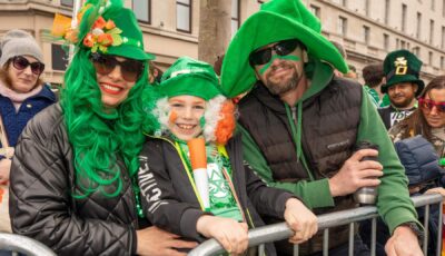 Des gens en vert à la Saint Patrick - ©Allen Kiely - Failte Ireland