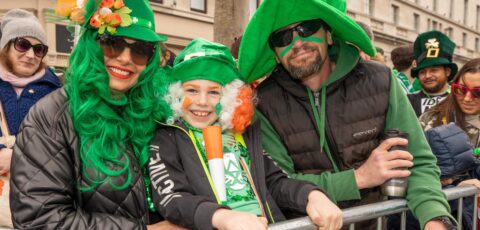 Des gens en vert à la Saint Patrick - ©Allen Kiely - Failte Ireland