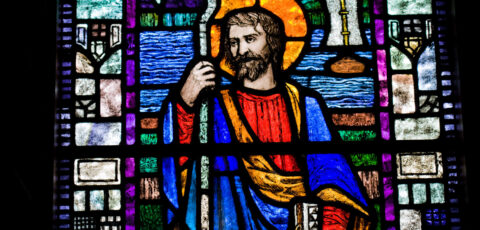 Ein Kirchenfenster mit dem Heiligen Patrick in der Saul Church - Brian Morrison - Tourism Ireland