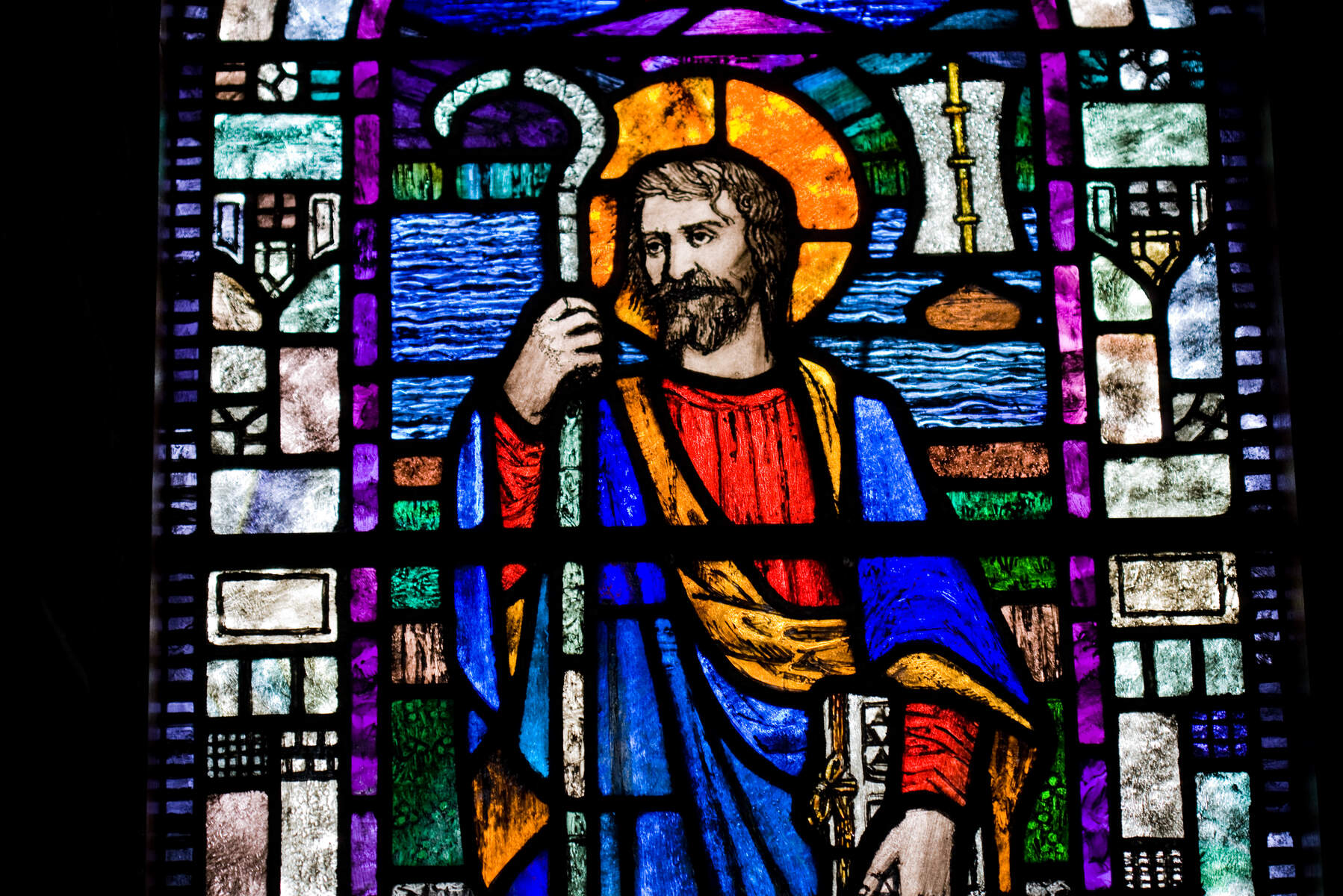 Ein Kirchenfenster mit dem Heiligen Patrick in der Saul Church - Brian Morrison - Tourism Ireland