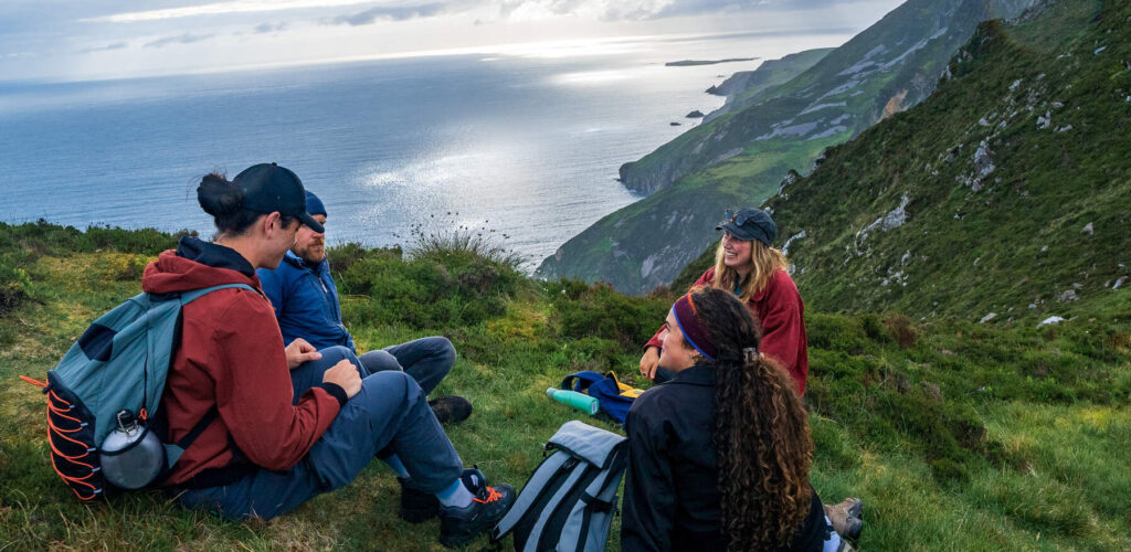 Wanderer vor dem Slieve League - © Big Style Media - Fáilte Ireland