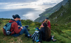 Wanderer vor dem Slieve League - © Big Style Media - Fáilte Ireland