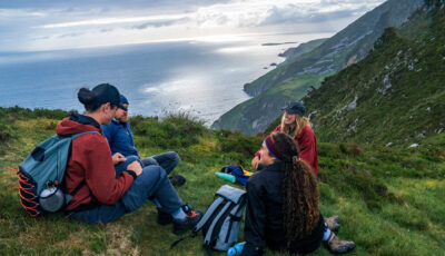Wanderer vor dem Slieve League - © Big Style Media - Fáilte Ireland