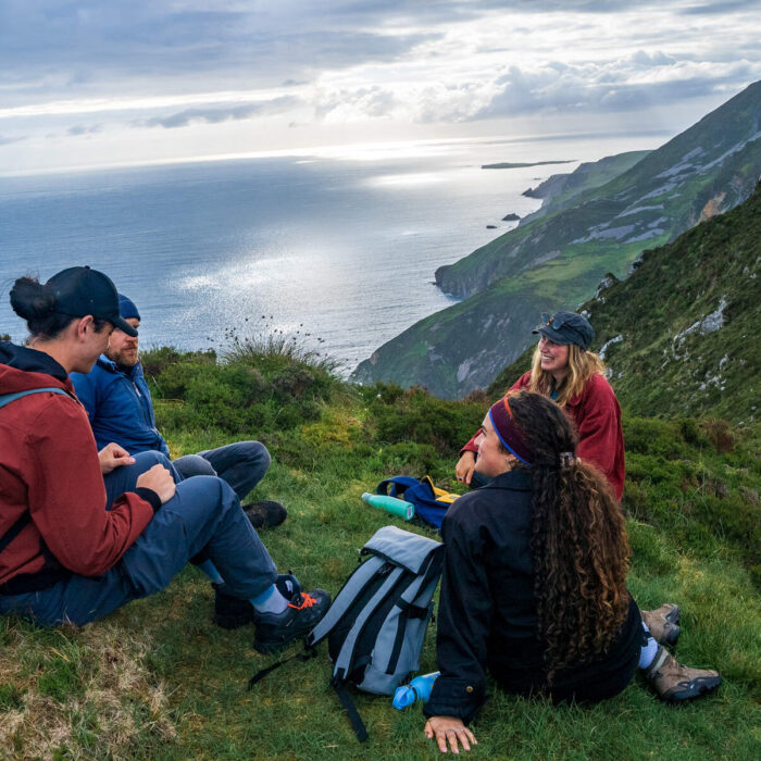 Wanderer vor dem Slieve League - © Big Style Media - Fáilte Ireland