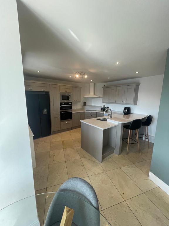 Fabulous and Sunny 2 bed Apartment