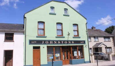 Johnston House: Historic Village Retreat