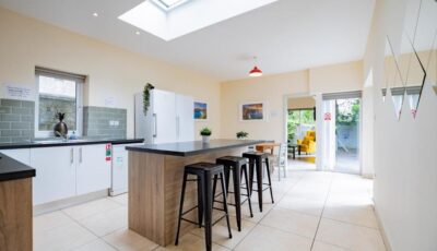 LARGE Modern House, Sleeps 17 with Parking