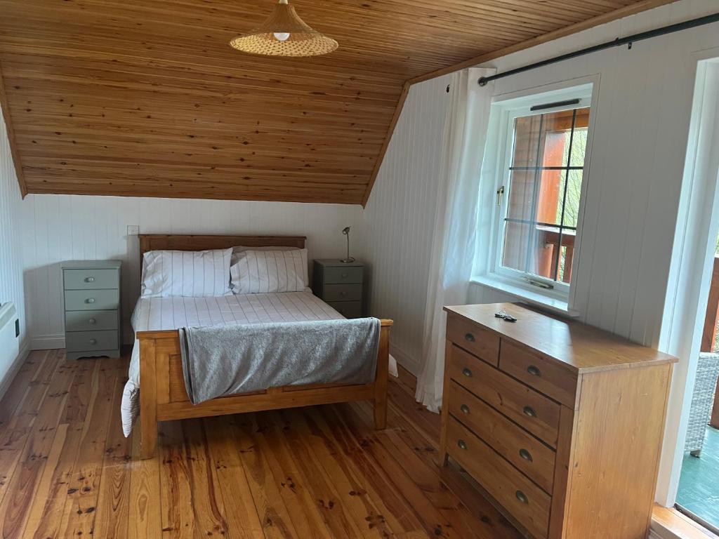 Large Newly Refurbished Lakeside Chalet With Optional Hot Tub & Boat Hire