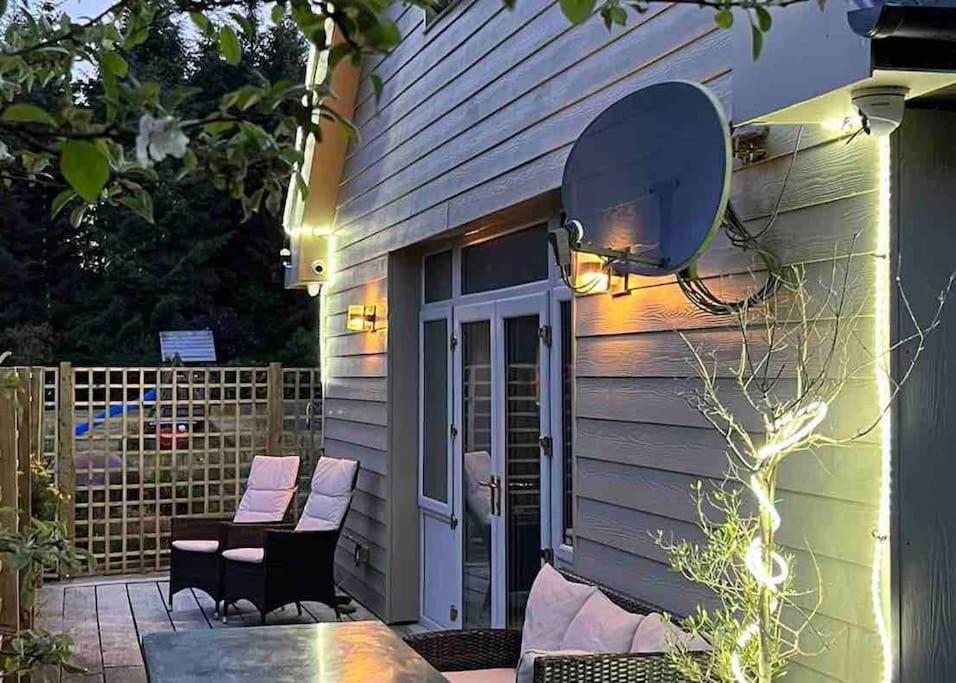 The Bird House - Coastal Lodge in lovely Forest Setting nr. Kinsale