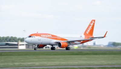 Airbus A320 easyJet au décollage à Amsterdam-Schiphol, photographié par RubenVanKuik.