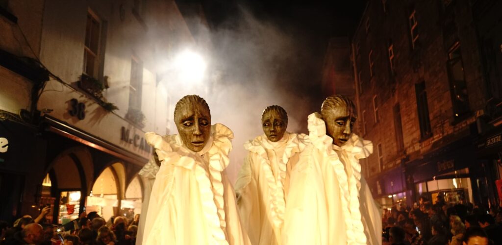 Artistes costumés de Macnas pendant la parade Port na bPúcaí à Galway en 2017