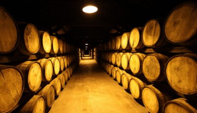 Fûts en bois à la distillerie de Midleton, photographiés en 2017.