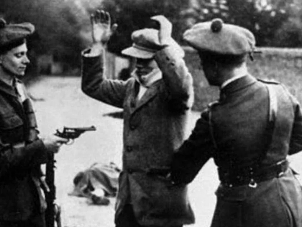 Black and Tans kontrollieren einen Iren - Public Domain