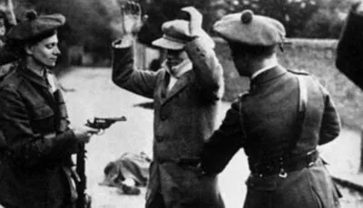 Black and Tans kontrollieren einen Iren - Public Domain