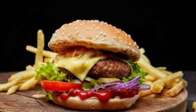 Ein Burger in einem irischen Pub - © Mara Zemgaliete