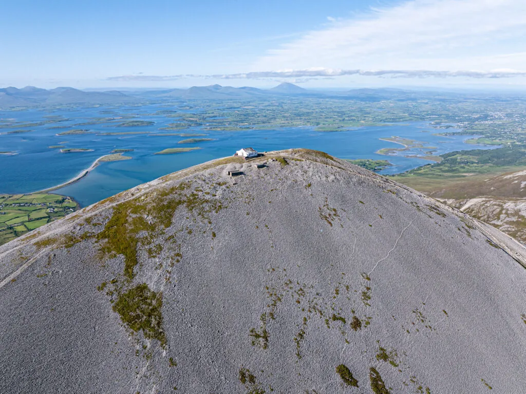 Luftaufnahme von Croagh Patrick und der Clew Bay - Big Stule Media - ©Failte Ireland