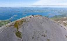 Luftaufnahme von Croagh Patrick und der Clew Bay - Big Stule Media - ©Failte Ireland