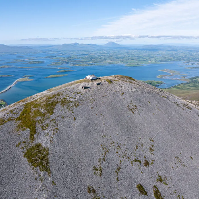 Luftaufnahme von Croagh Patrick und der Clew Bay - Big Stule Media - ©Failte Ireland
