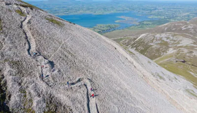 Croagh Patrick über der Clew Bay im County Mayo – © Fáilte Ireland / Big Style Media