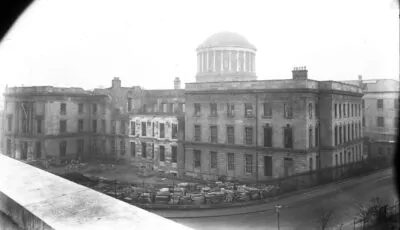 Die Four Courts in Dublin während des Irischen Bürgerkriegs – Gemeinfrei