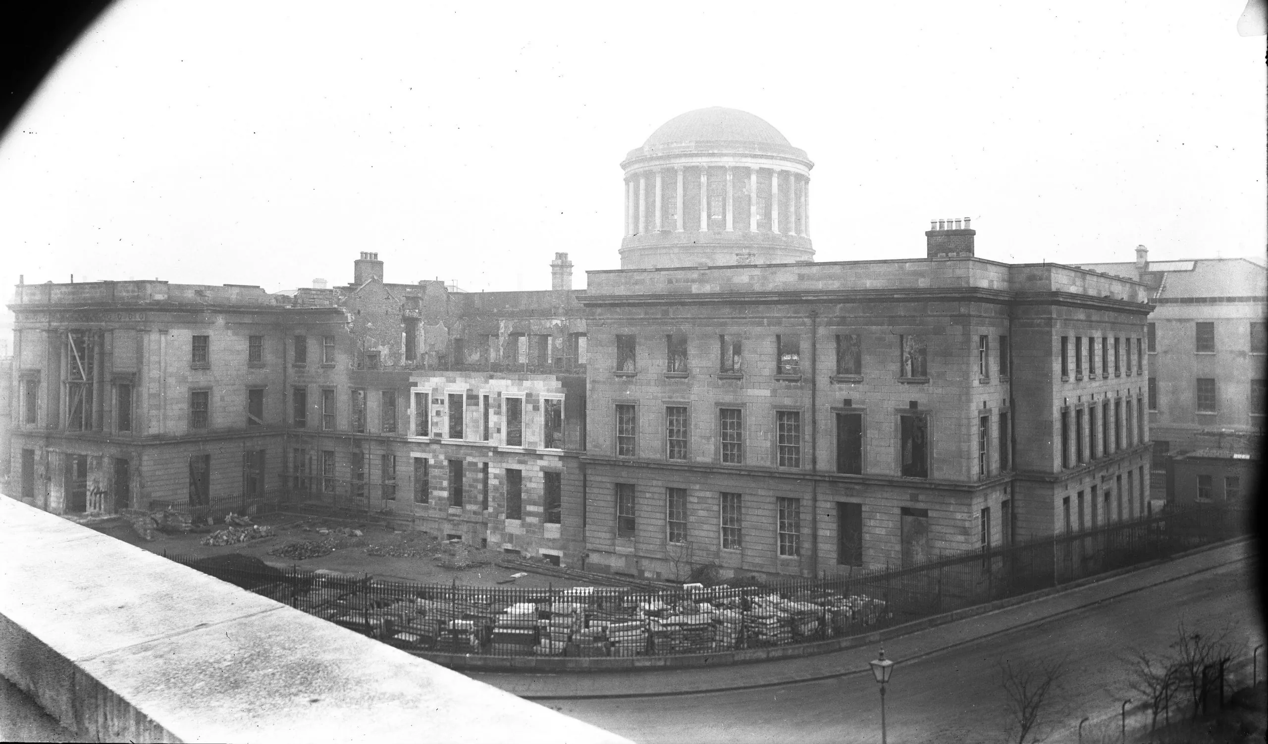 Die Four Courts inmitten des irischen Bürgerkriegs - Public Domain