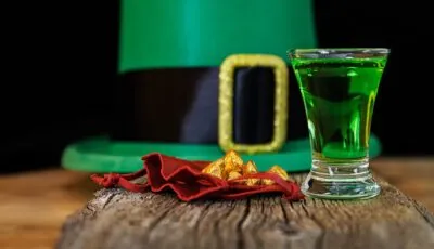 Grüner Hut und Schuhe mit Schnallen, die mit dem modernen Bild des Leprechaun verbunden werden