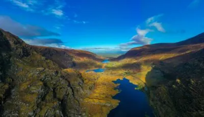 Kurvenreiche Straße durch den Gap of Dunloe im County Kerry