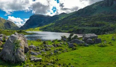 Berge, See und Straße im Gap of Dunloe in Irland