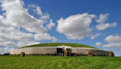 Der große Hügel von Newgrange im Boyne-Tal
