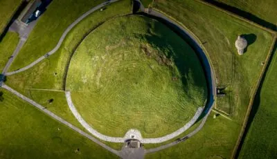 Luftaufnahme des jungsteinzeitlichen Monuments Newgrange