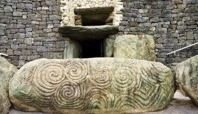 Eingang und gravierter Stein von Newgrange