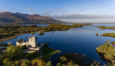 Ross Castle am Ufer des Lough Leane im Killarney-Nationalpark