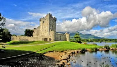 Befestigte Umfassungsmauer und Tower House von Ross Castle in Killarney