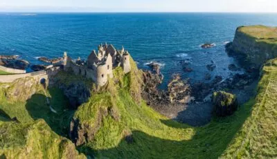 Luftaufnahme von Dunluce Castle - © kilhan